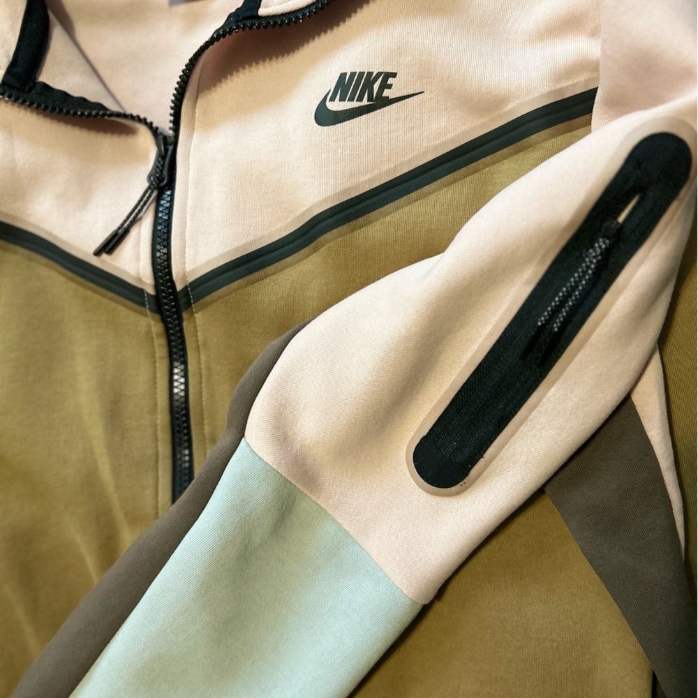 Nike Tech Fleece Windrunner Full-zip Hoodie and Sweatpants
